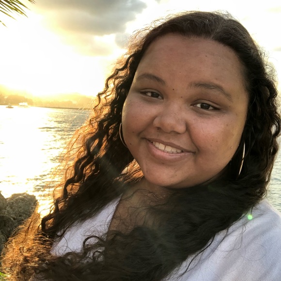 Meet your Posher, Nichole - Picture 2 of 3